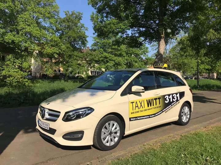 Ein Taxi Witt Fahrzeug parkt auf einer grünen Straße