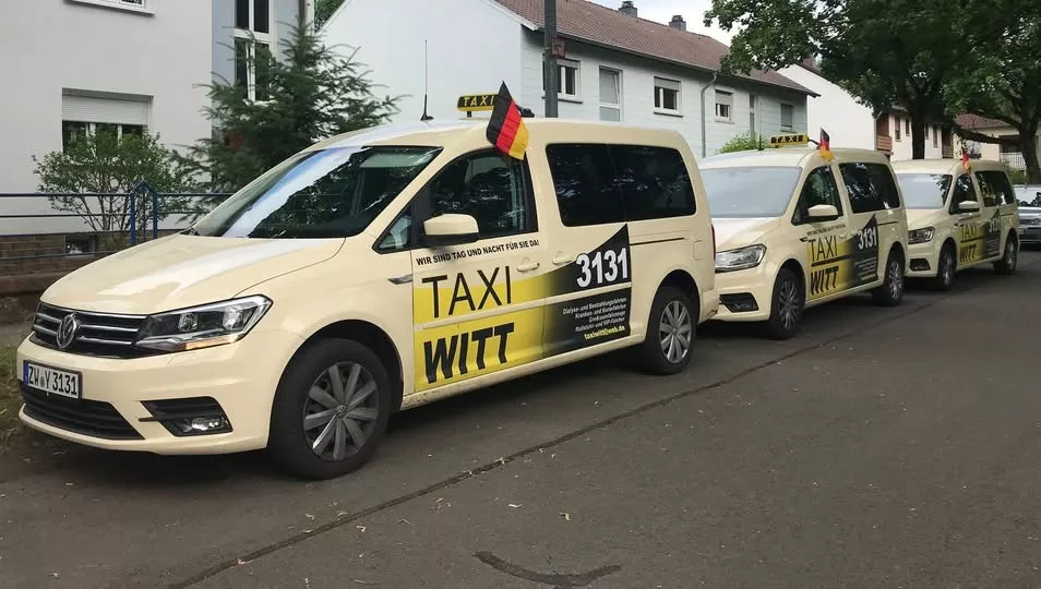 Taxi Witt Fahrzeugflotte parkt in einer Straße