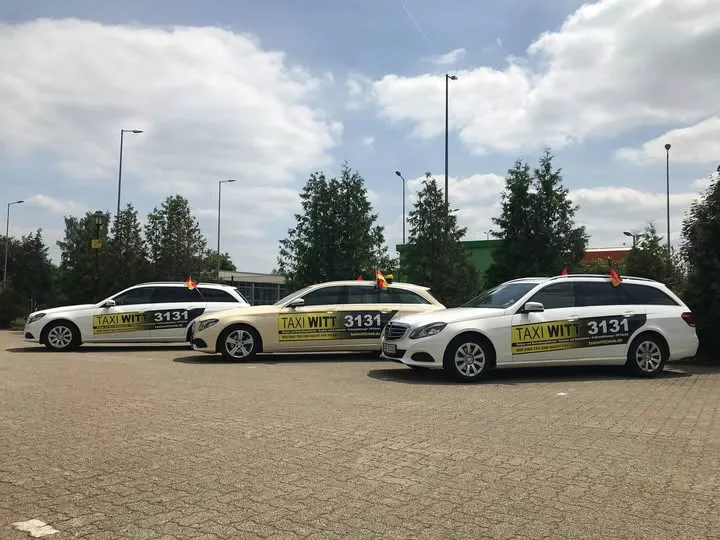 Taxi Witt Fahrzeugflotte parkt in einer Straße