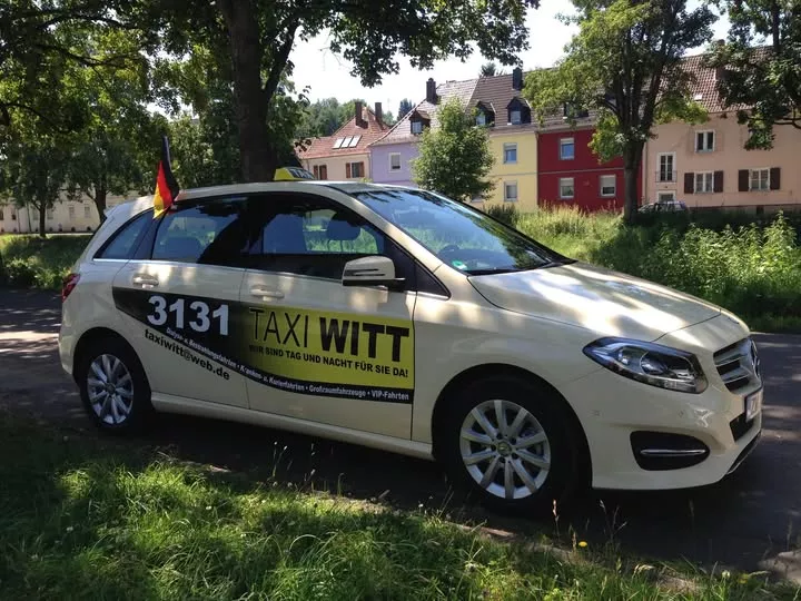 Ein Taxi Witt Fahrzeug parkt auf einer grünen Straße