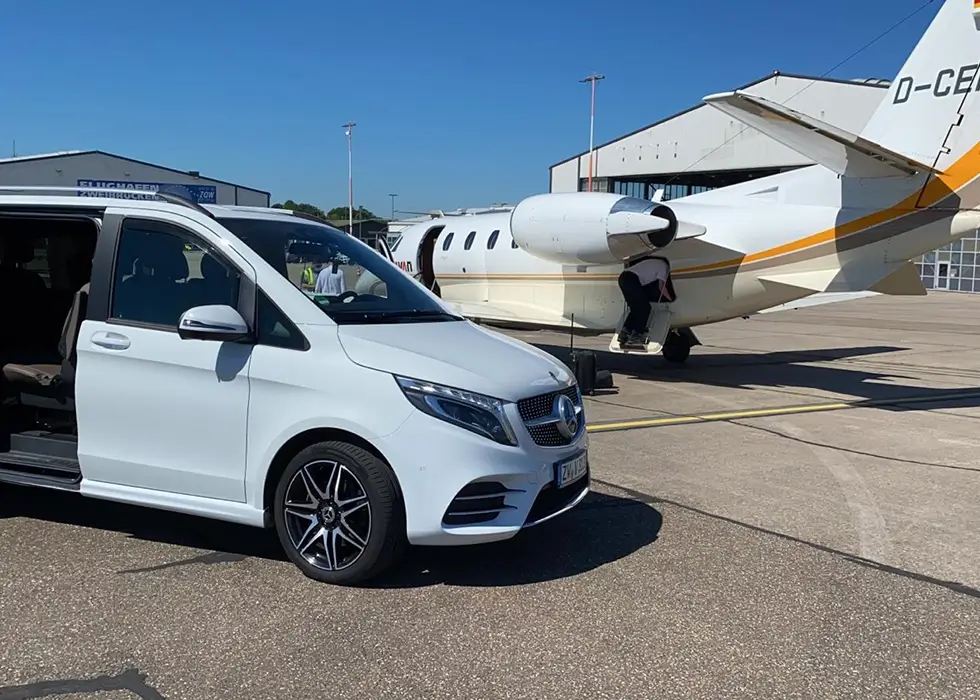Taxi Witt parkt neben einem Privatjet auf einer Flugzeuglandebahn