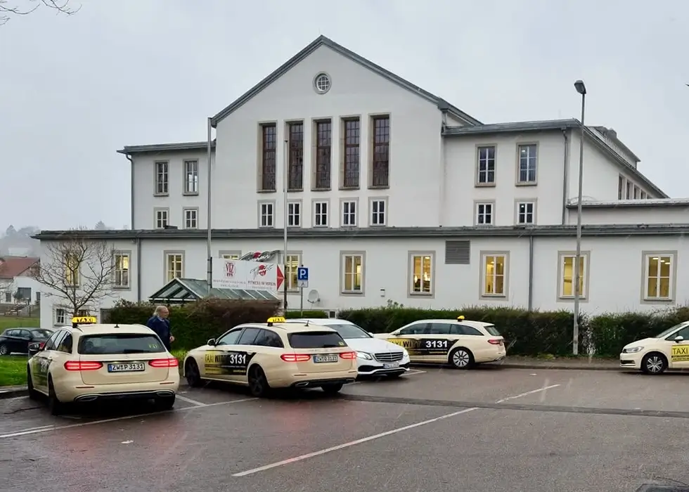 Taxis der Firma Witt parken auf dem Bahnhofparkplatz