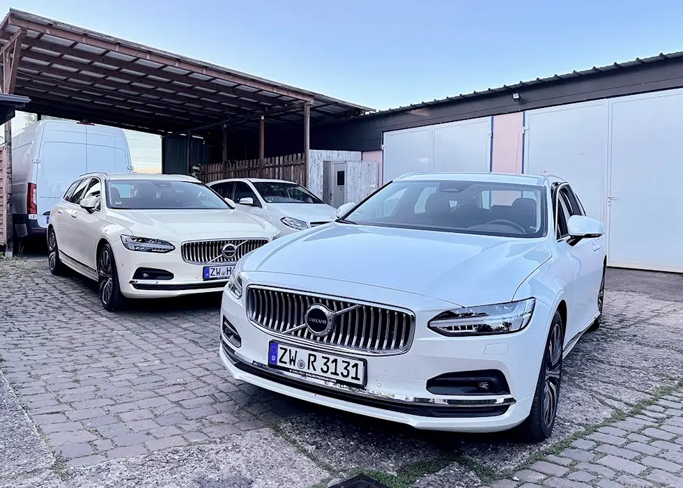 Zwei VIP Taxi Witt Fahrzeuge parken vor einer Garage