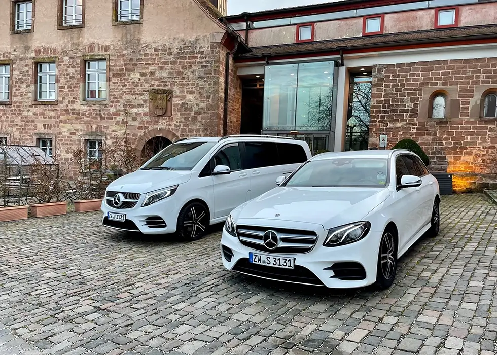 Zwei VIP Taxi Witt Fahrzeuge parken vor einem Gasthof