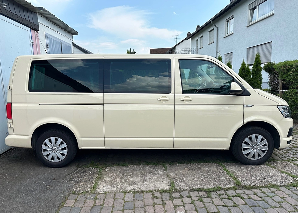 Großraumtaxi der Firma Witt parkt auf einem Parkplatz