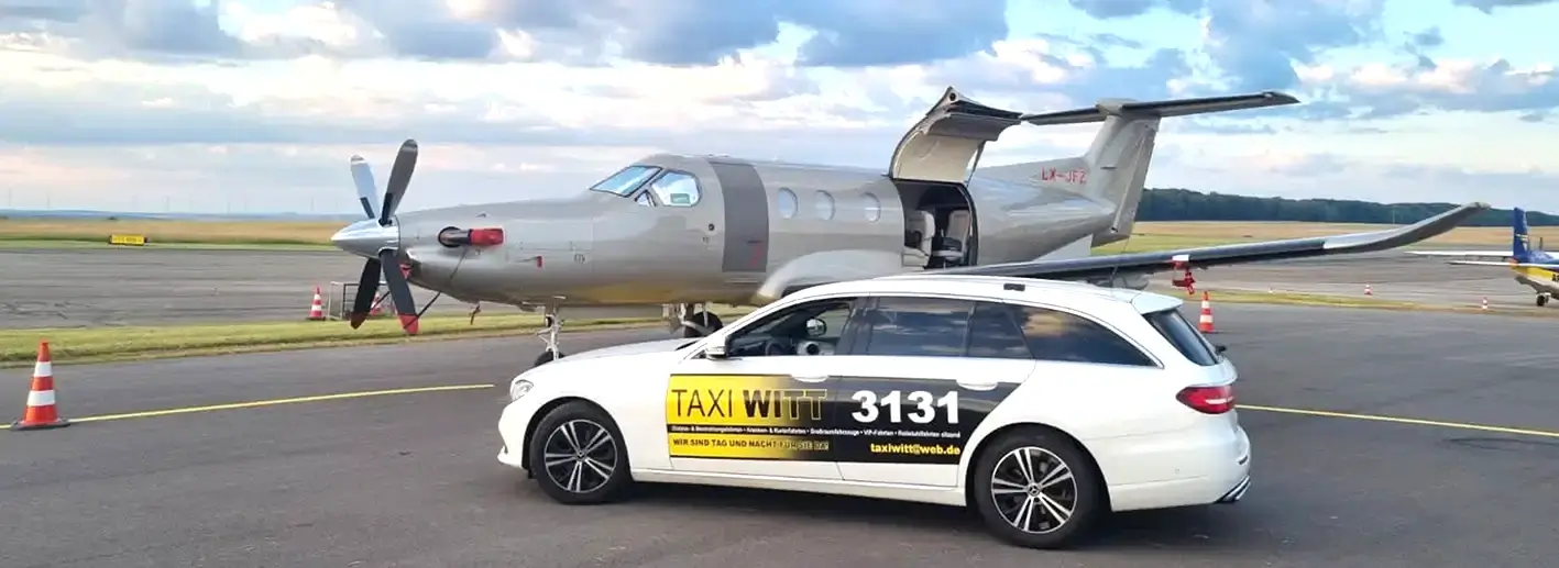 Taxi Witt parkt neben einem Privatjet auf einer Flugzeuglandebahn