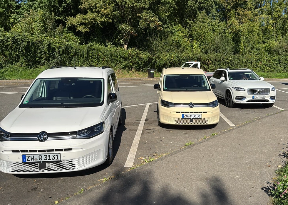 Drei VIP Taxi Witt Fahrzeuge parken auf einem öffentlichen Parkplatz