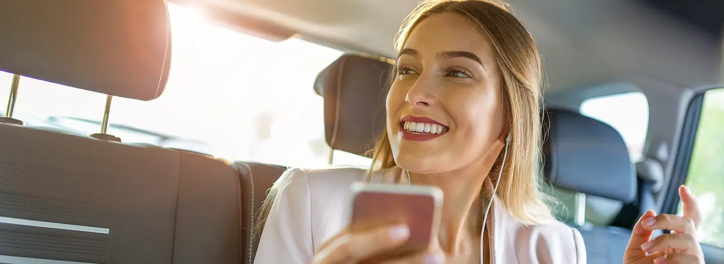 Frau auf dem Rücksitz eines Taxis
