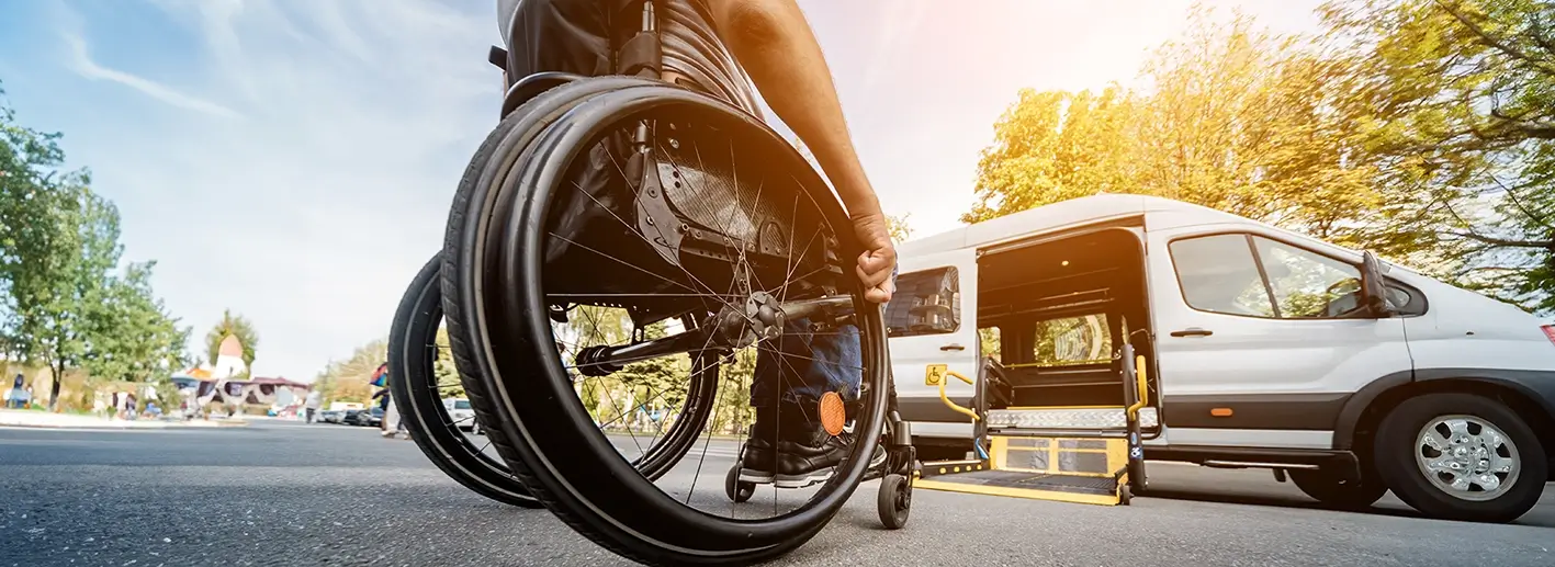 Eine Krankenfahrt  mit einem Rollstuhlfahrer