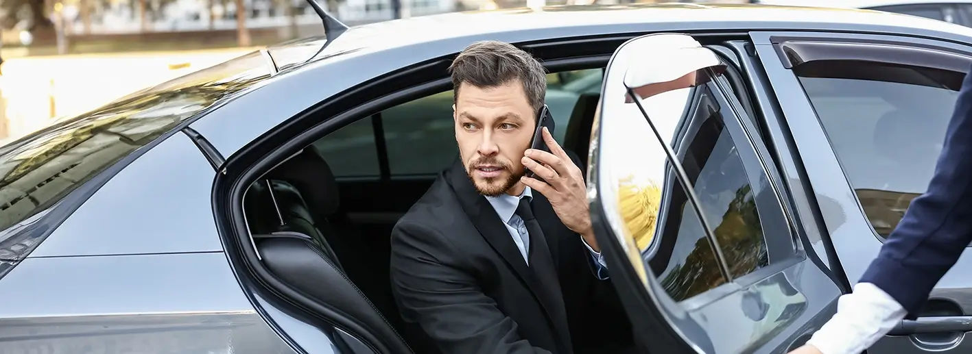 VIP Fahrgast steigt aus einer Limosine