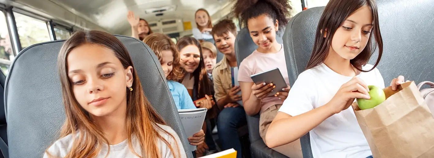 Viele Schüler werden in einem Bus zur Schule gefahren