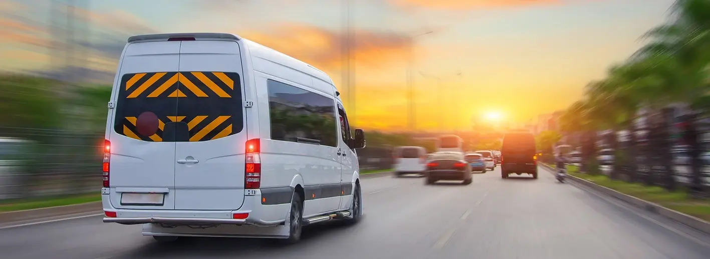 Ein großer Transporter auf der Autobahn